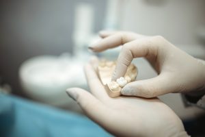 prótesis o implantes dentales